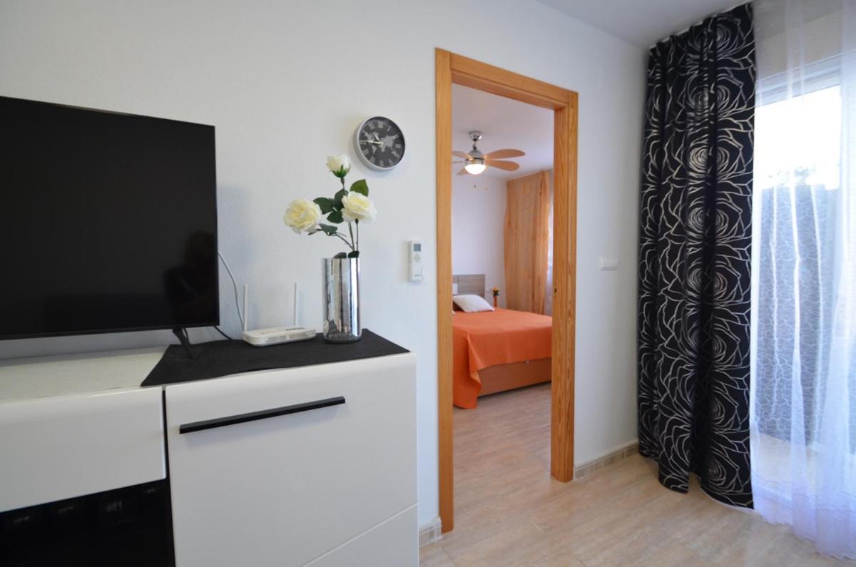 Schoene Wohnung Mit Pool , Wi-Fi Und Privat Garage Торевьиа Экстерьер фото